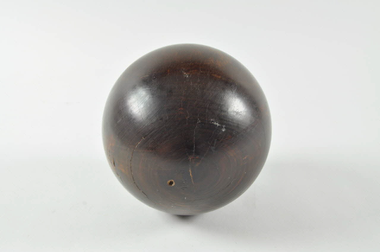 boule du jeu de quilles 1957.72.1  Photo Mucem