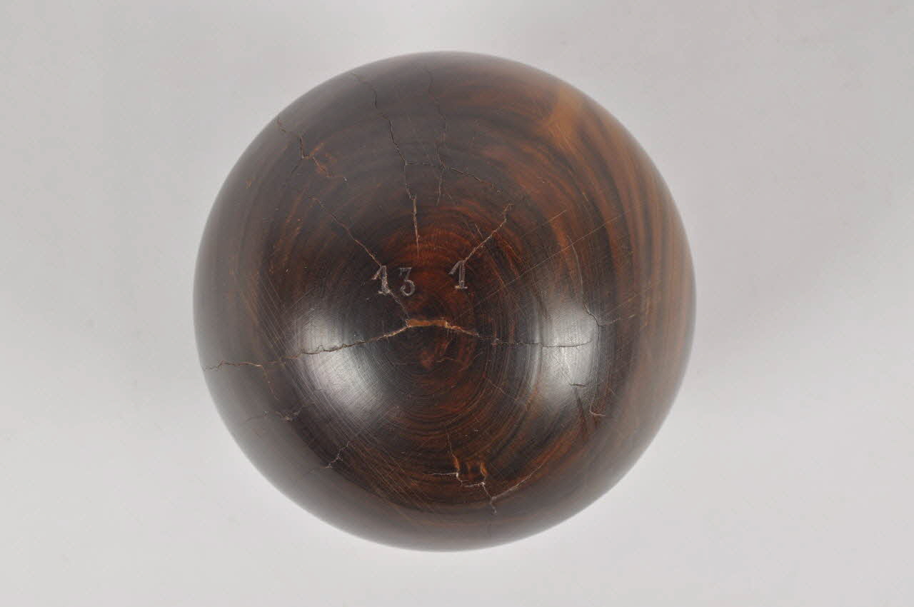 boule du jeu de quilles 1957.72.17  Photo Mucem