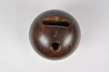 boule du jeu de quilles 1957.72.19 Photo Mucem