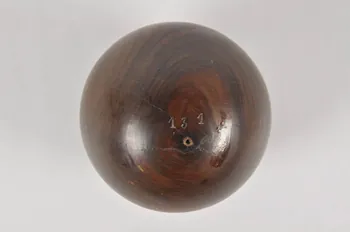 boule du jeu de quilles 1957.72.2  Photo Mucem