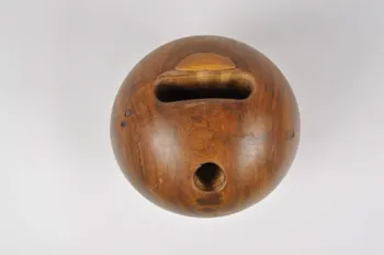 boule du jeu de quilles 1957.72.30  Photo Mucem
