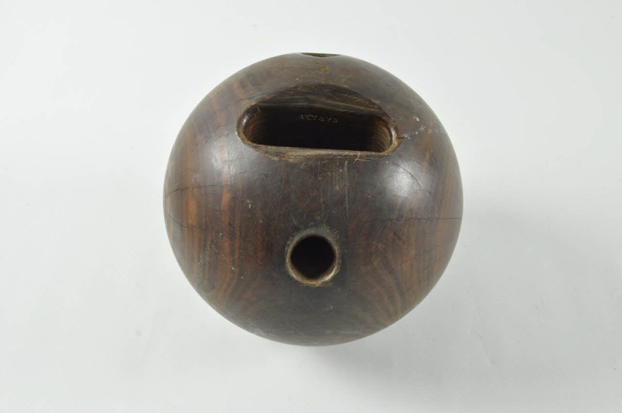 boule du jeu de quilles 1957.72.34  Photo Mucem
