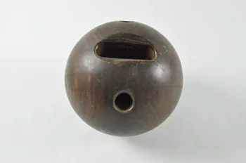 boule du jeu de quilles 1957.72.34  Photo Mucem