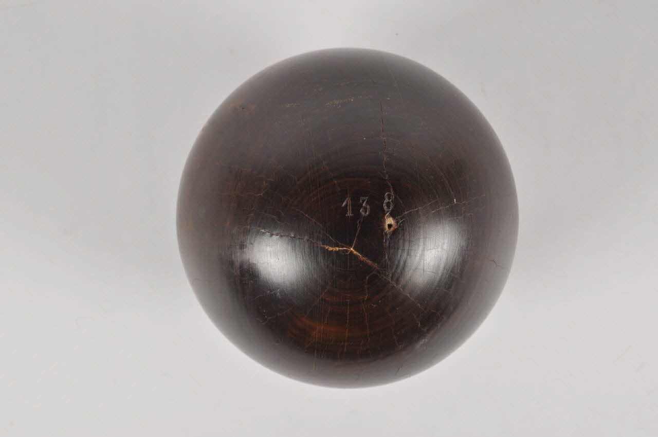 boule du jeu de quilles 1957.72.4  Photo Mucem