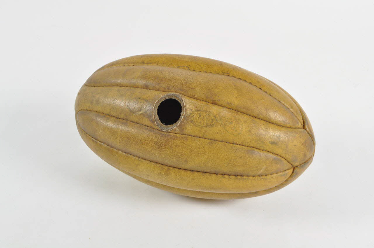 ballon de rugby 1959.56.1 Photo Mucem