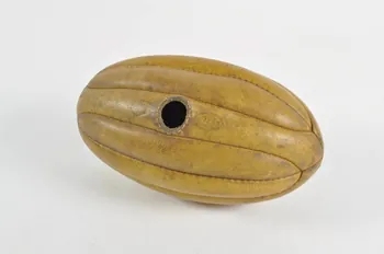 ballon de rugby 1959.56.1  Photo Mucem