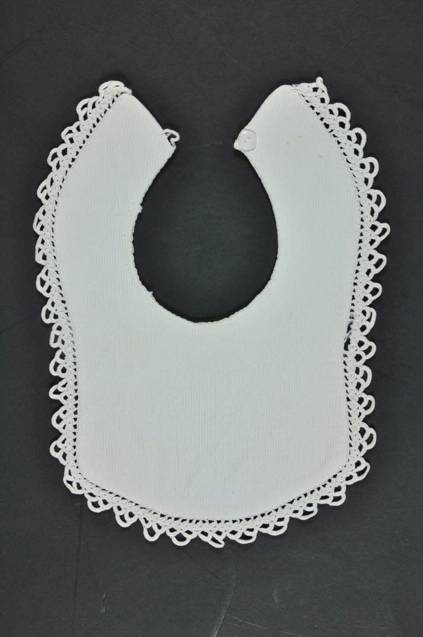 bavoir nourrisson 1976.72.36 Photo Mucem