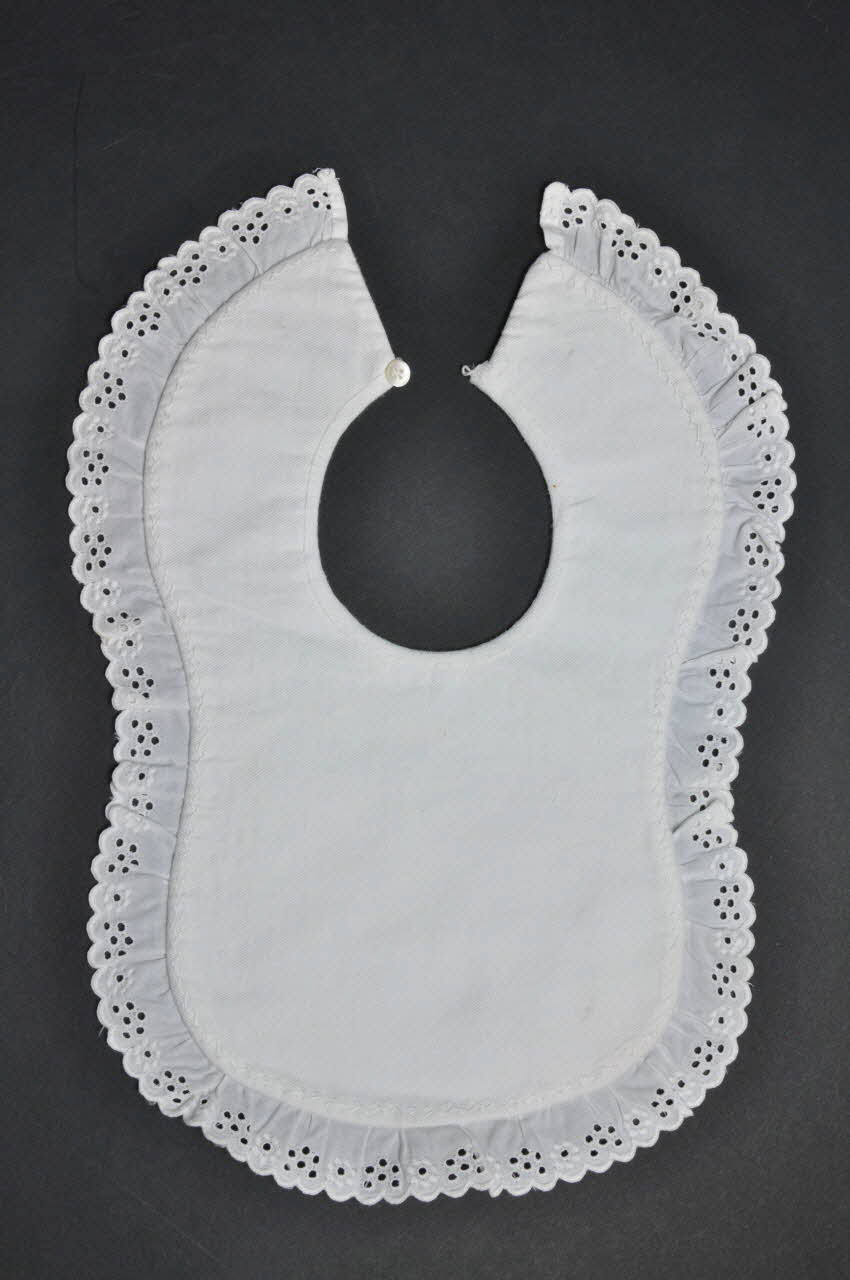 bavoir nourrisson 1976.72.43 Photo Mucem