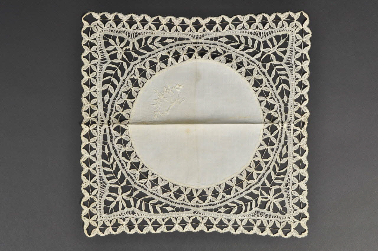 Graux Léontine Mme mouchoir 1880 1976.77.29 Photo Mucem