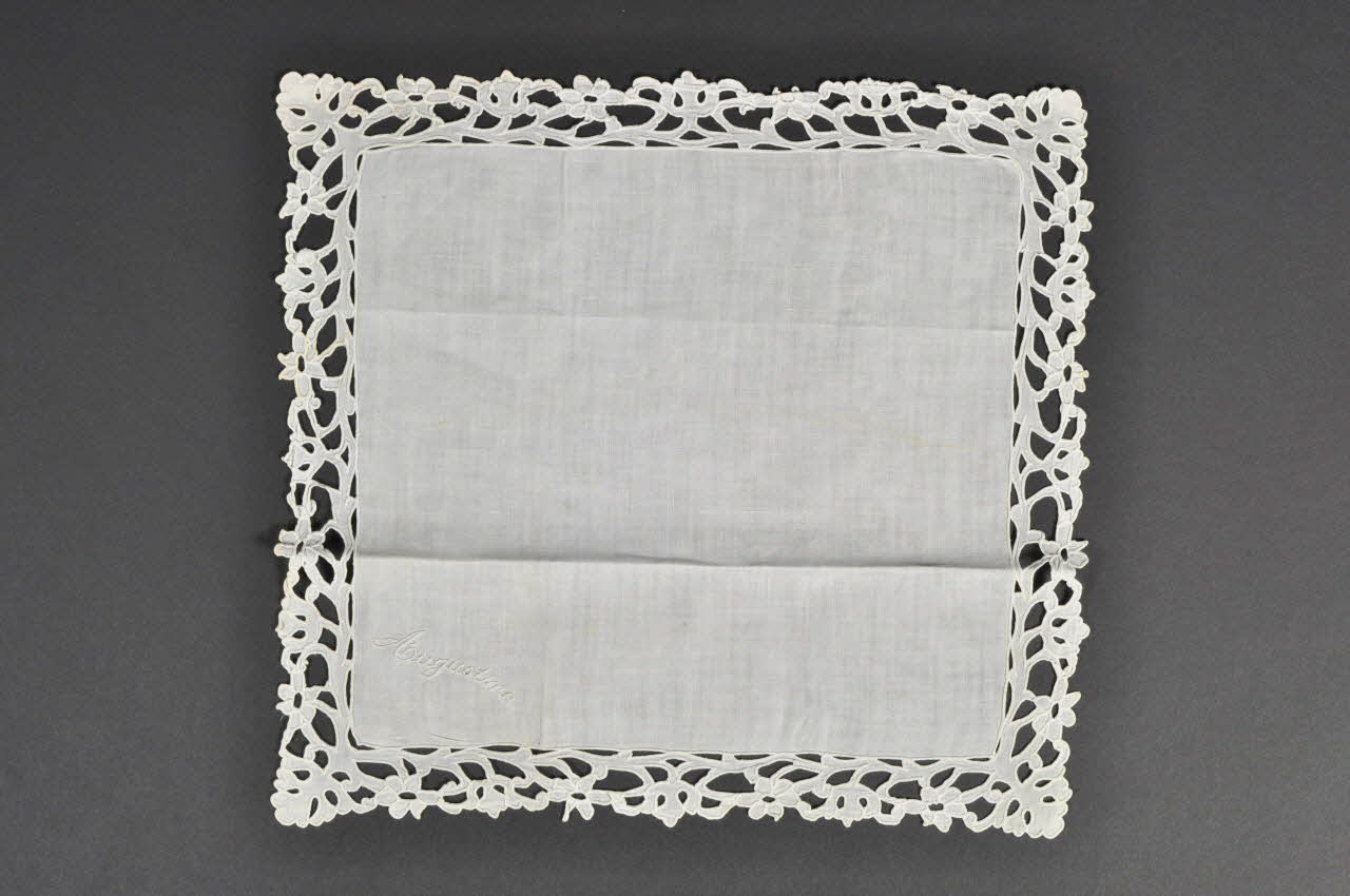 Graux Augustine Mme mouchoir Picardie, France 1880 1976.77.31 Photo Mucem