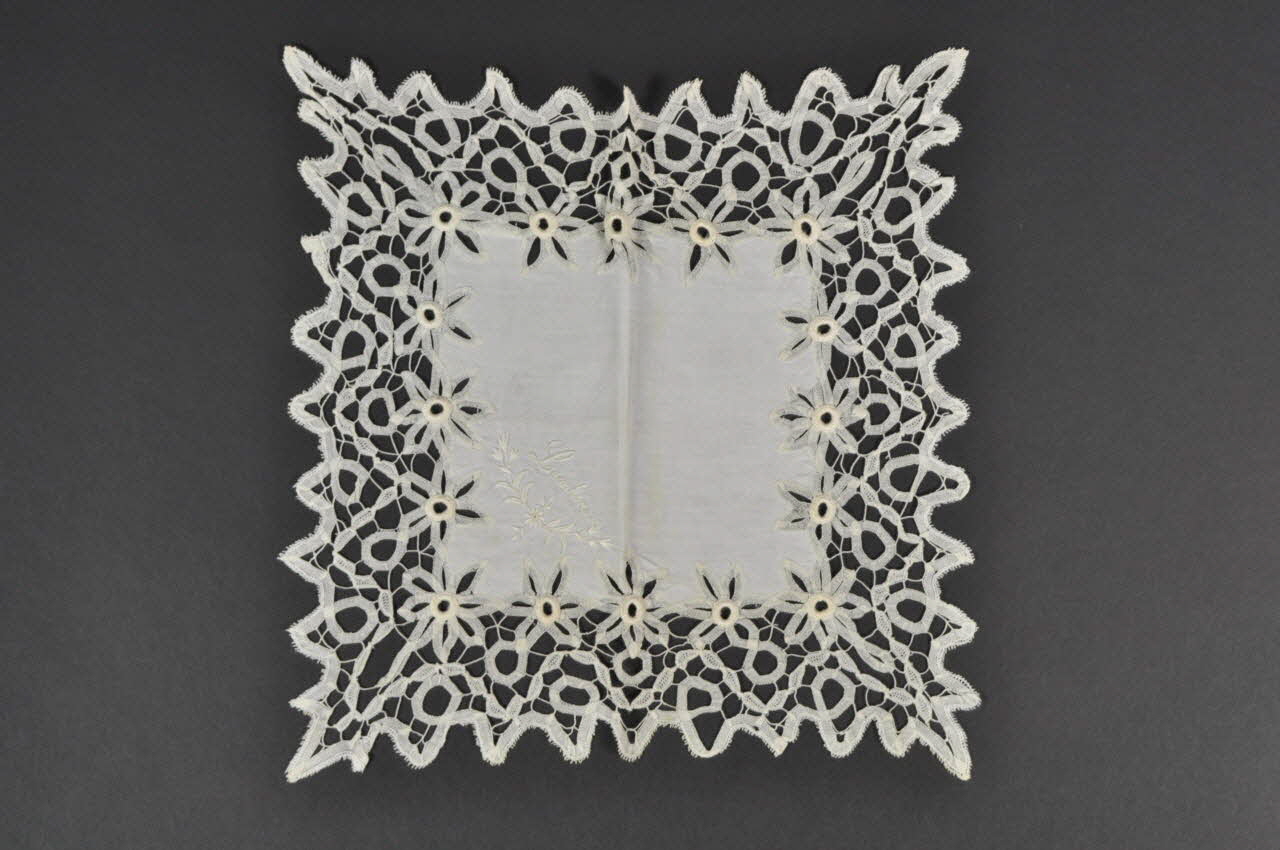 Graux Léontine Mme mouchoir Picardie, France 1880 1976.77.32 Photo Mucem