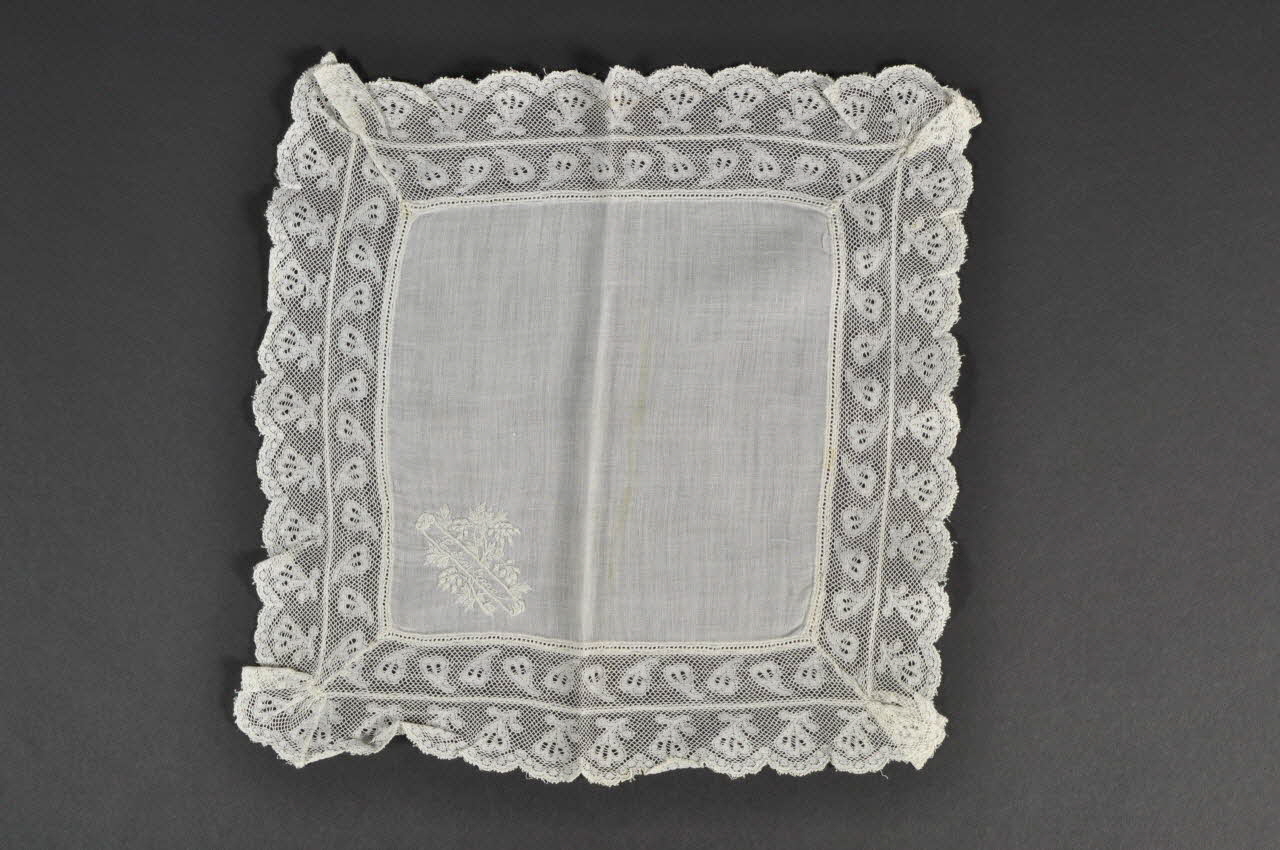 Graux Léontine Mme mouchoir Picardie, France 1880 1976.77.33 Photo Mucem