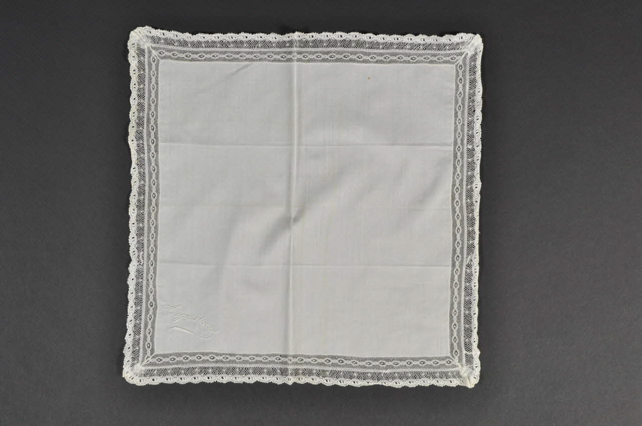 Graux Augustine Mme mouchoir Picardie, France 1880 1976.77.34 Photo Mucem