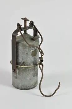 LAMPE A CARBURE 1940-1945 1976.84.19 Photo Mucem