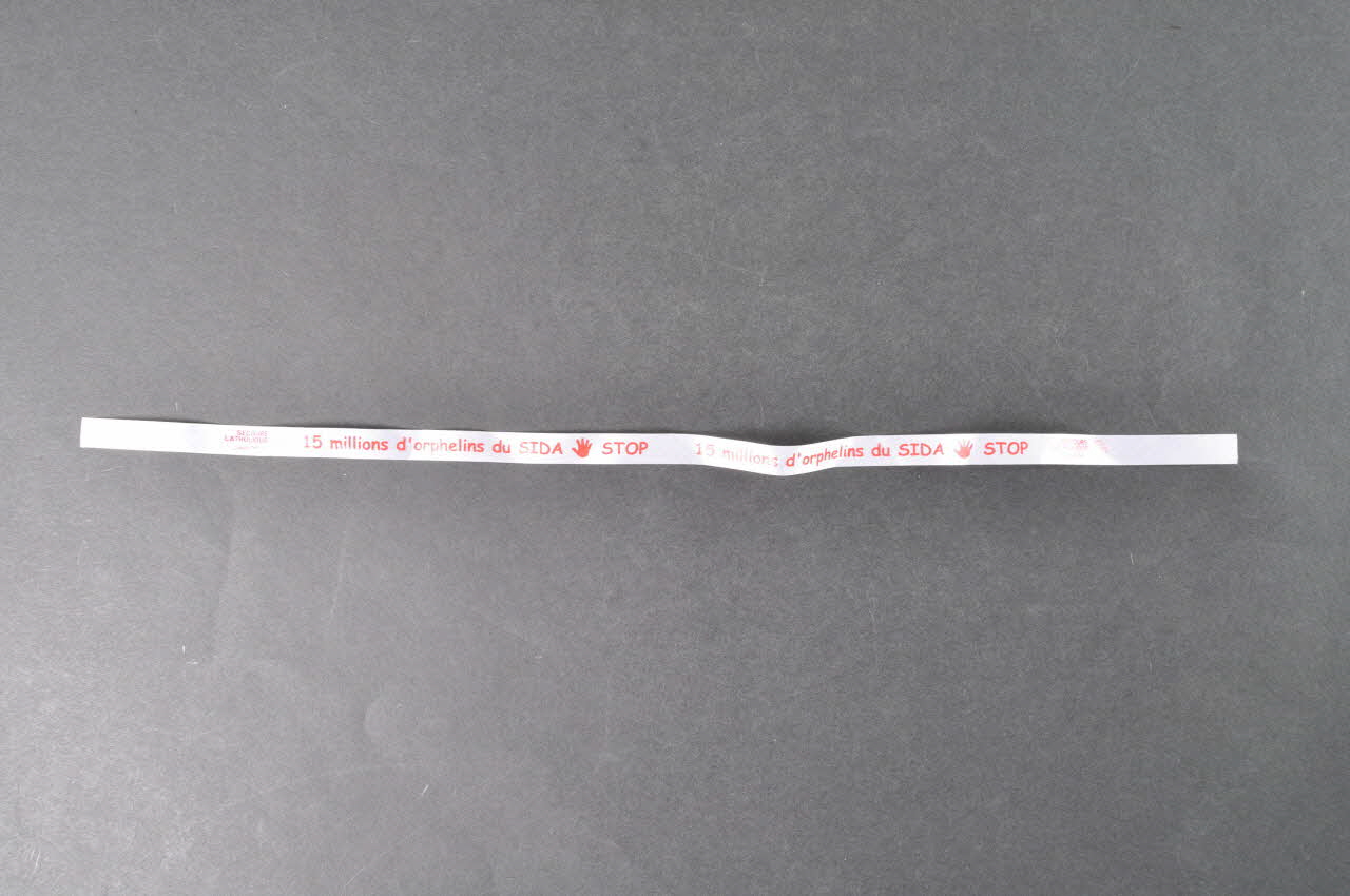 Secours Catholique Ruban bracelet Ruban blanc France 2006 2007.77.239 Photo Mucem