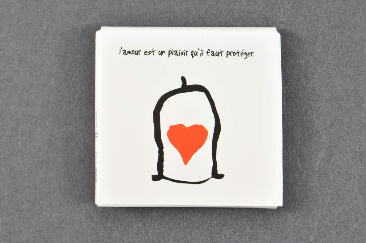 Enveloppe de préservatif "L'amour est un plaisir qu'il faut protéger" avec devise : "Le rire fait dilater les orifices. Fabrice Hyber" France 2007 2007.77.95.1-3 Photo Mucem