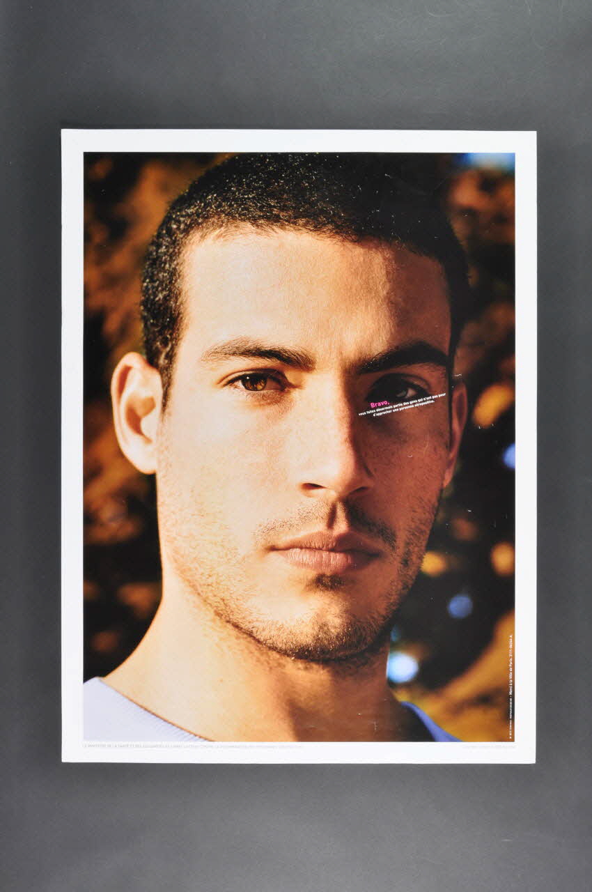 INPES / Ministère de la Santé affiche "Bravo, vous faites désormais partie des gens qui n'ont pas peur d'approcher une personne séropositive" (homme) France 2006 2007.78.7 Photo Mucem