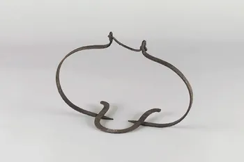 François Faivre SUSPENSION POUR GAUFRIER Bourgogne, France 1860 1946.10.88 Photo