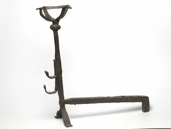 chenet porte-écuelle porte-broche 1955.110.3 Photo Mucem / cliché : Mâcon, musée des Ursulines