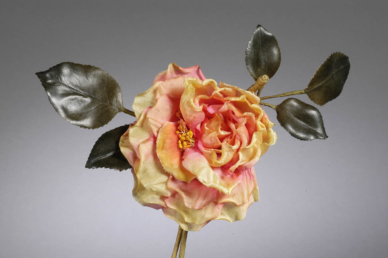fleur artificielle 1972.150.945.470 Photo Mucem/Christophe Fouin