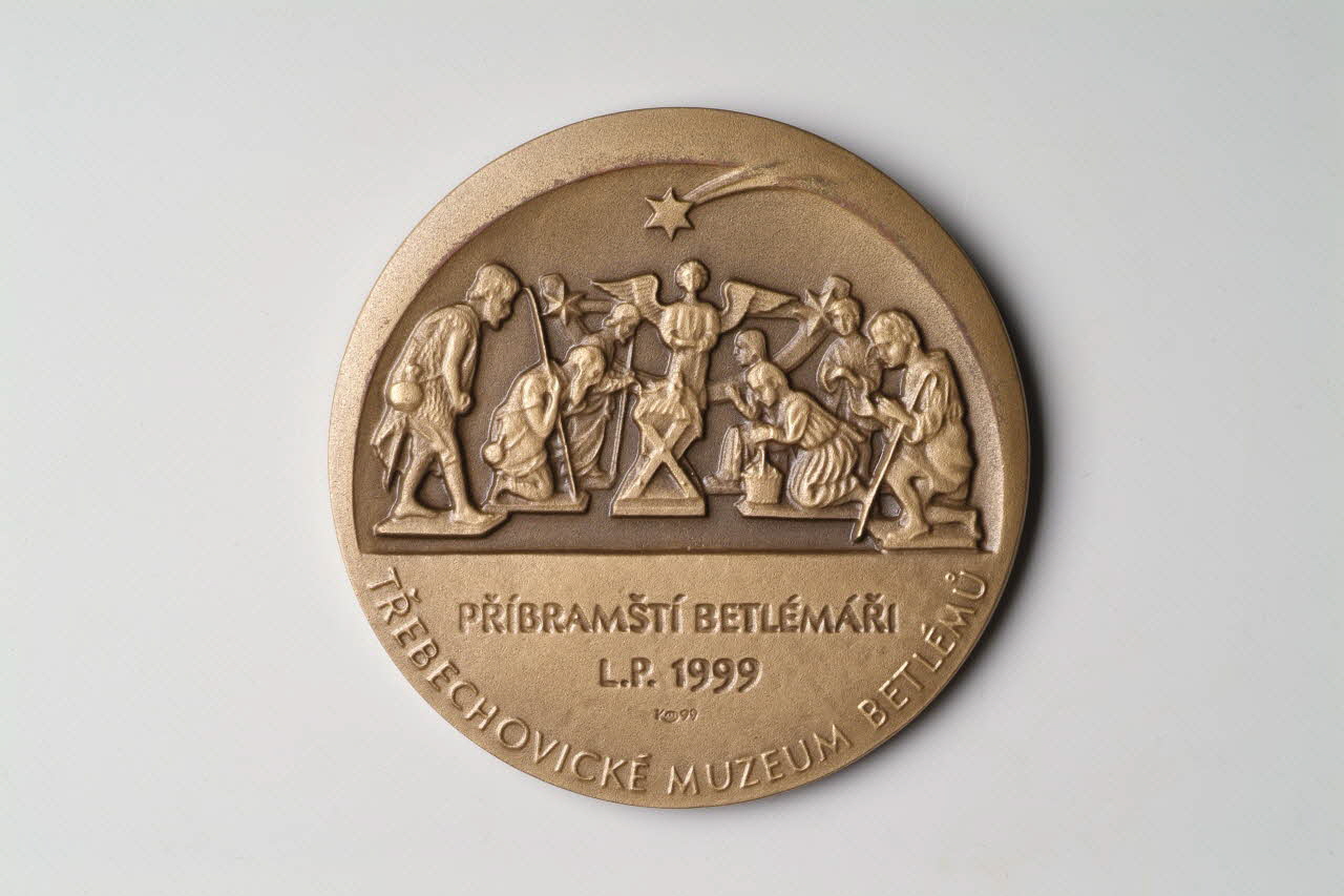MEDAILLE COMMEMORATIVE médaille commémorant l'activité de l'association des amis de la crèche de Pribram en 1999. Bohême centrale, République Tchèque 1999 2004.258.2 Photo