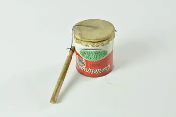 M. et Mme  Duthu membranophone à friction avec une corde Toulouhou 1956 1956.54.61 Photo Mucem