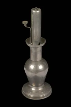 lampe à pompe Bourgogne, France 1800-1894 1894.3.1.1-3  Photo