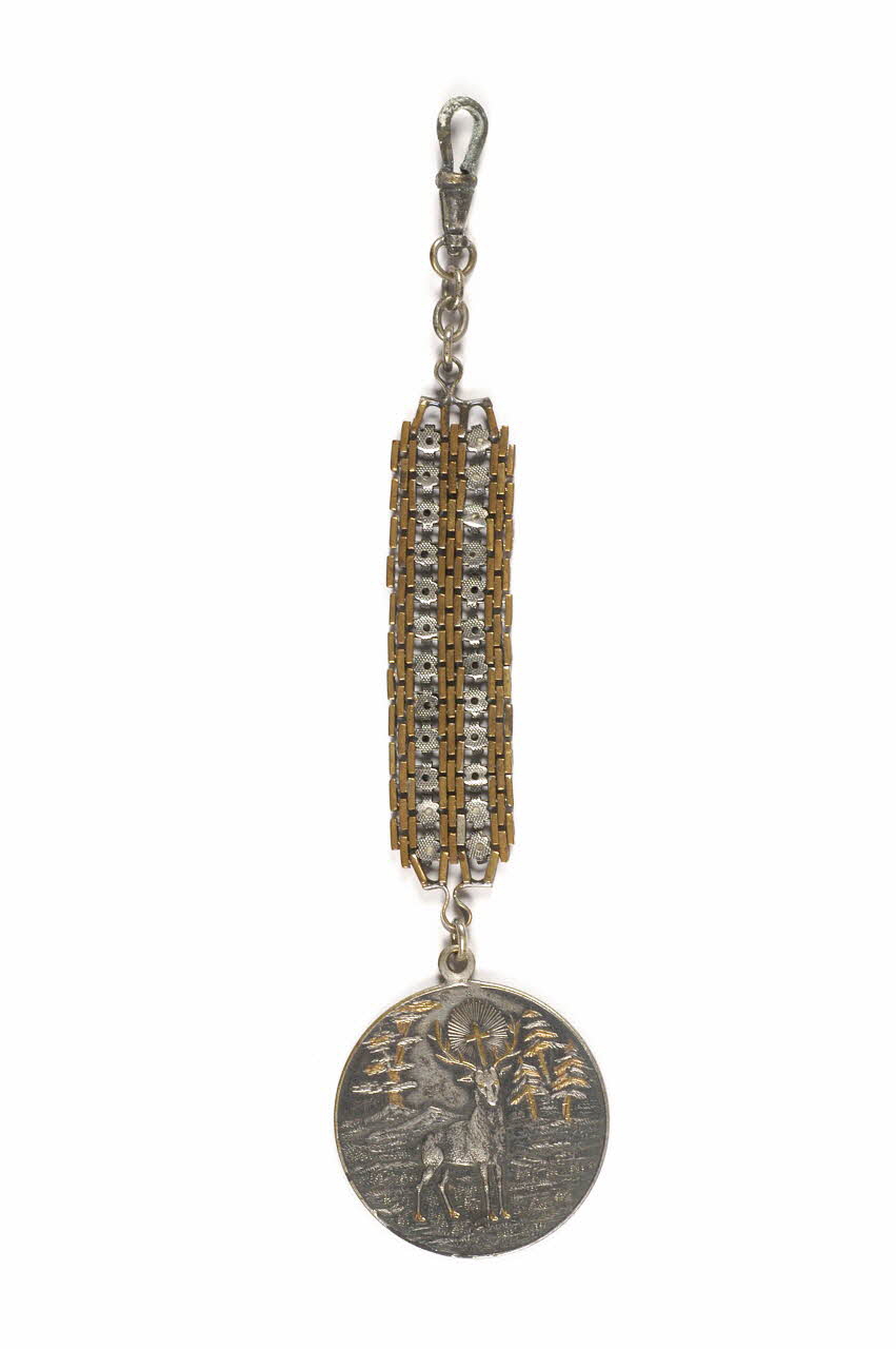 chaine de montre et médaille de dévotion 1901.1.576.1-2 Photo Mucem / Anne Maigret