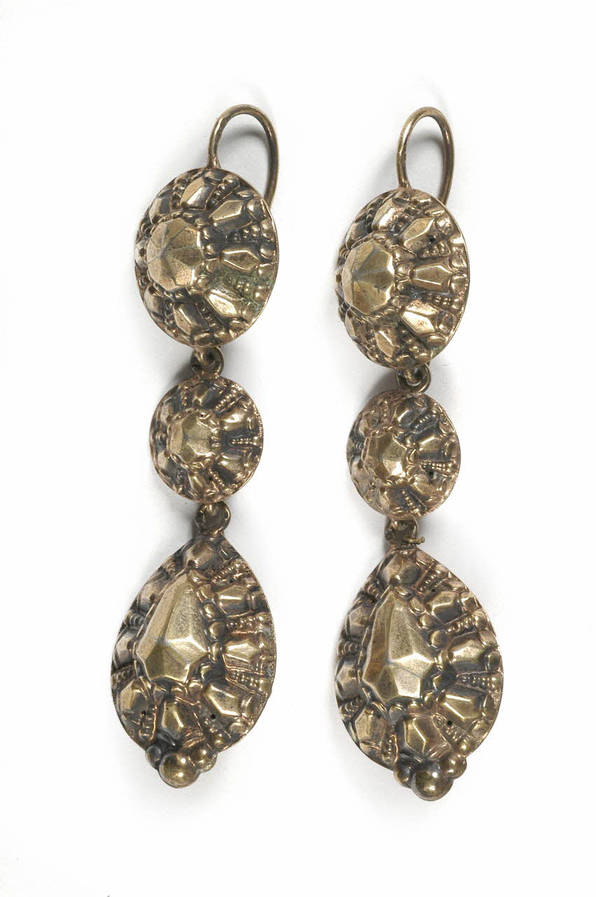 boucle d'oreille Bretagne, France 1838-1888 1901.1.774.1-2  Photo Mucem / Virginie Louis