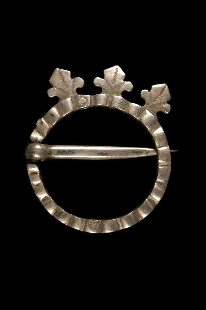 épingle de col Poitou-Charentes, France 1819-1838 1901.1.904 Photo Mucem / Anne Maigret