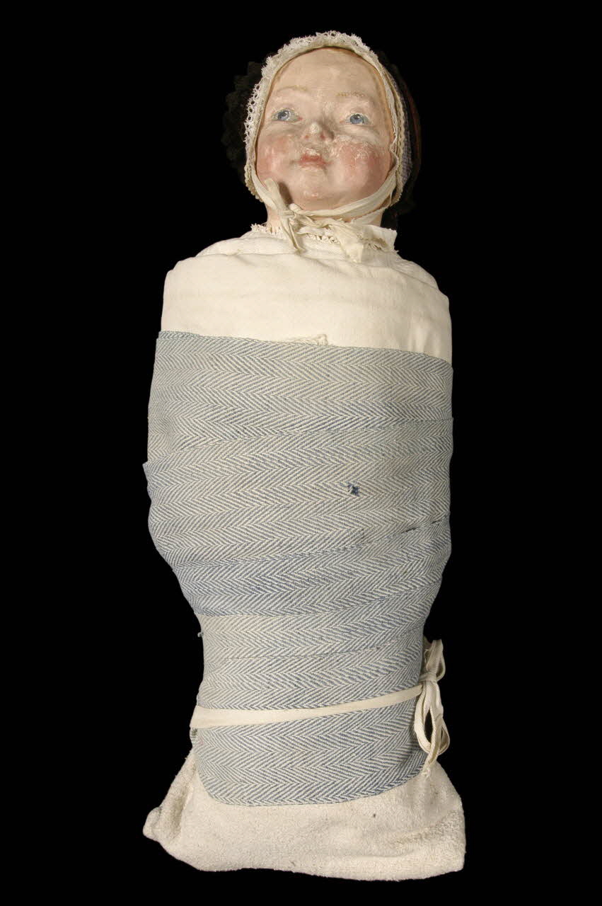 MANNEQUIN D'ENFANT EMMAILLOTE 1907.4.10.1-6 Photo