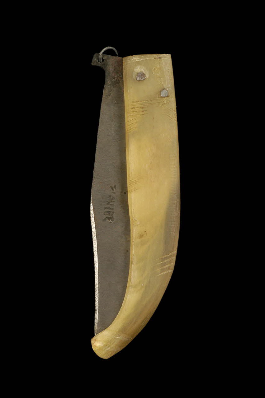 couteau pliant "brisk"  en albanais, désignation du cahier d'inventaire du Musée de l'Homme DMH1939.45.14  Photo