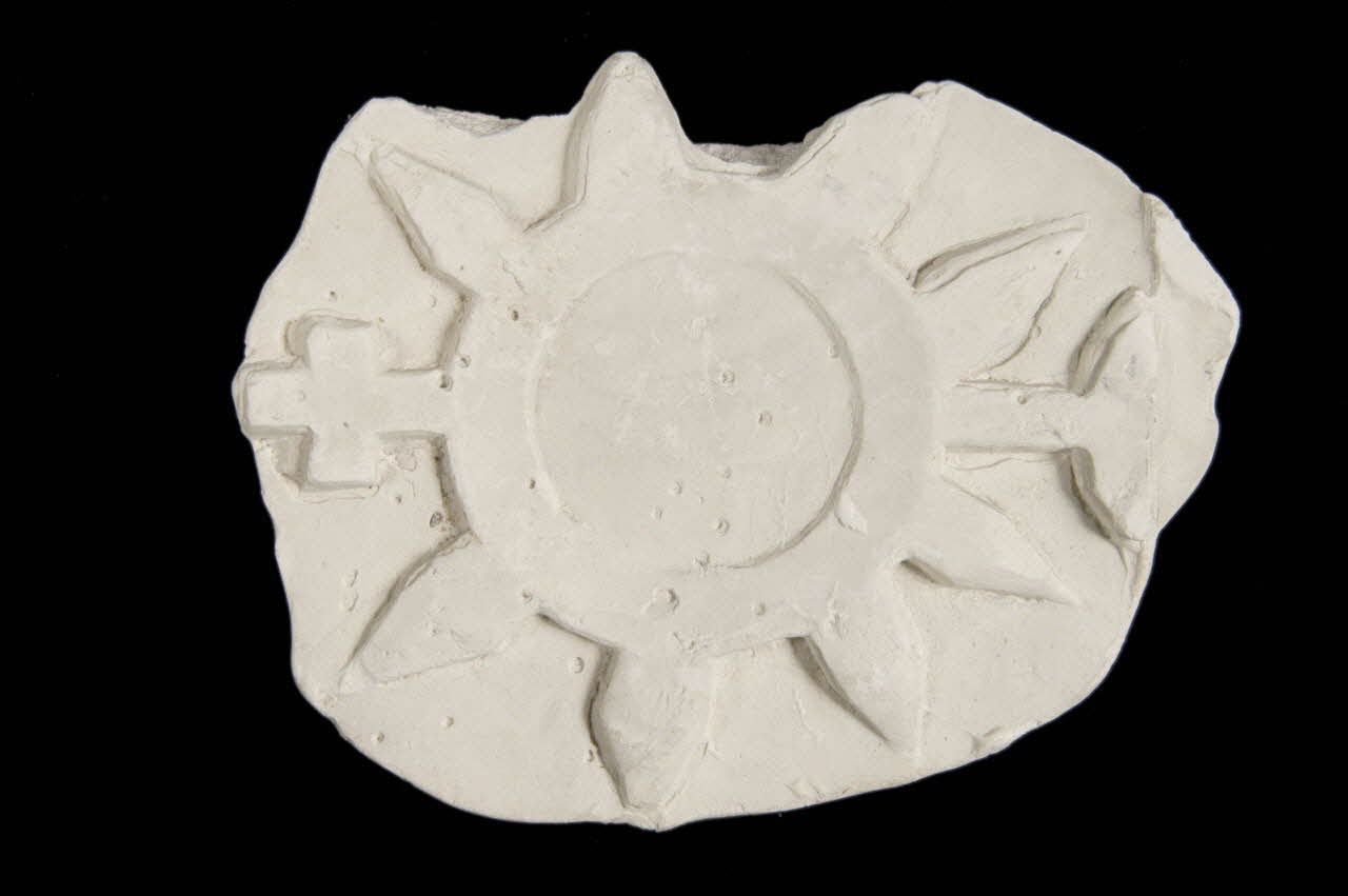 Maurice Coz moulage Détail du décor entre les tiroirs d'un buffet bas Bourgogne, France 1941/6/25 1941.38.29 Photo