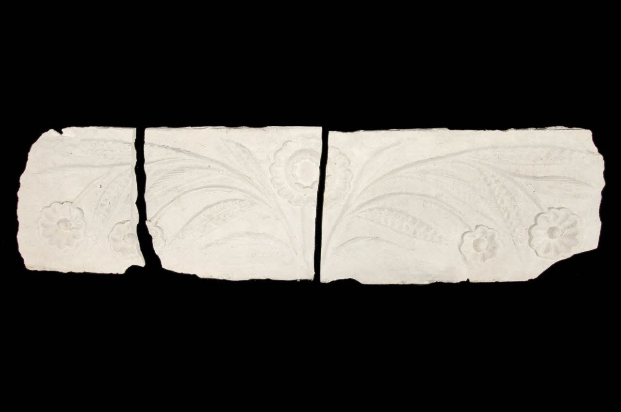 Roger Lecotté ; André Golven moulage Décor sculpté entre les tiroirs d'un buffet Ile-de-France, France 1941/6/7 1941.42.12 Photo