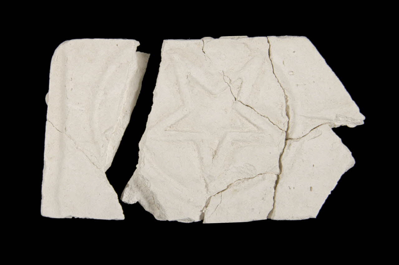 Roger Lecotté ; André Golven moulage Etoile sculpté sur un tiroir d'un buffet bas Ile-de-France, France 1941/5/29 1941.42.17 Photo