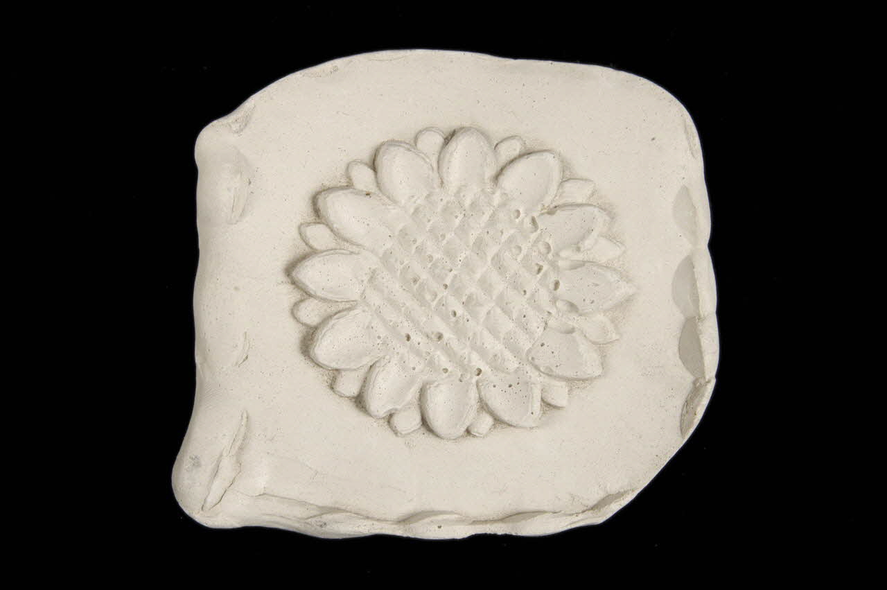 Jacques Pasquet moulage Fleur sculptée au centre de la porte d'une horloge à gaine Centre, France 1941/7/14 1941.44.15 Photo