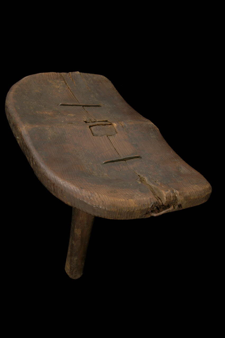 TABOURET A TRAIRE 1943.130.1 Photo