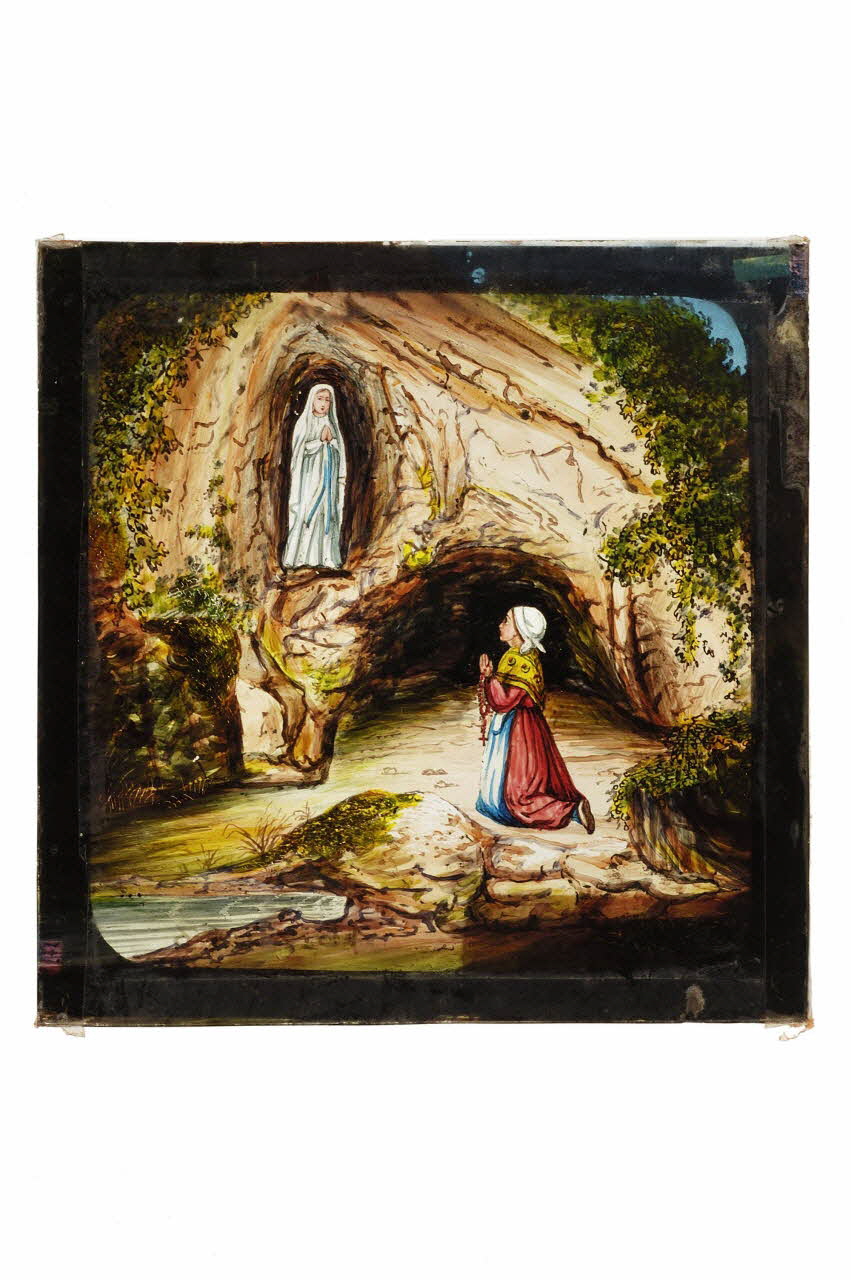 plaque de lanterne magique Apparition de la Vierge à Bernardette Soubirou dans une grotte 1945.75.63 Photo