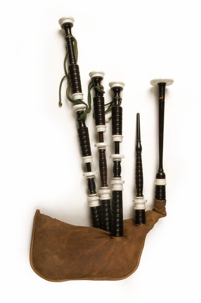 Dorig Le Voyer cornemuse biniou bras Bretagne, France 1950 1950.44.1 Photo