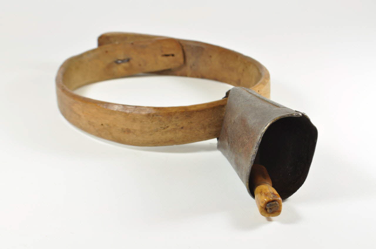 COLLIER ET CLOCHE eskërét 1960.140.13.1-3 Photo Mucem