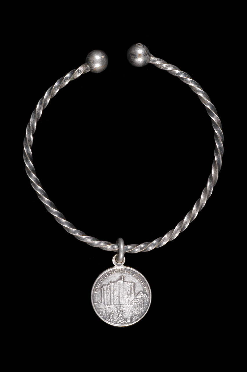 bracelet et médaille Île-de-France, France 1889 1962.67.195 Photo