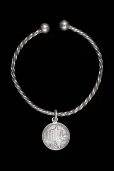 bracelet et médaille Île-de-France, France 1889 1962.67.195 Photo