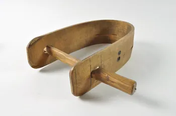 COLLIER DE VACHE kerero 1960.140.23.1-2  Photo Mucem