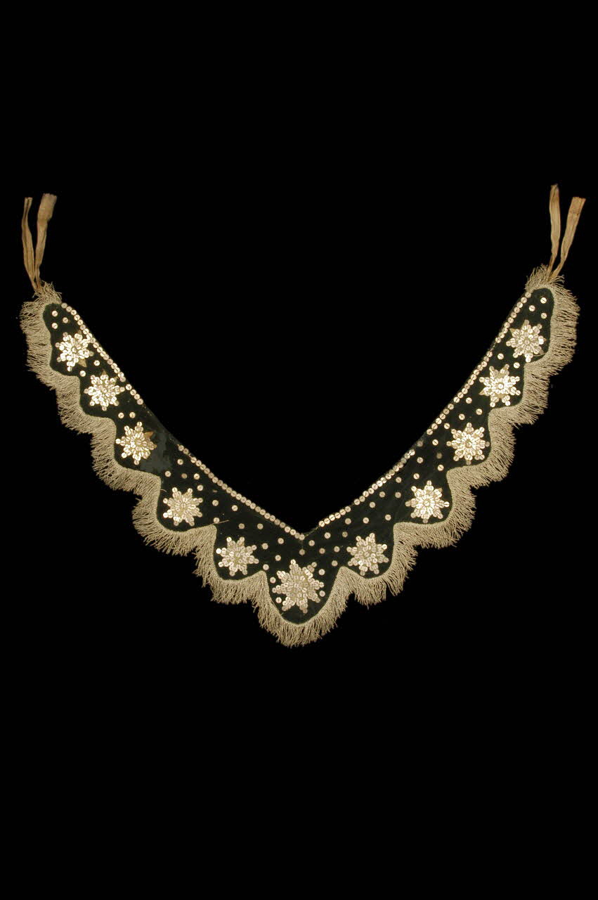accessoire du costume de clown avant coeur 1963.176.1.2 Photo