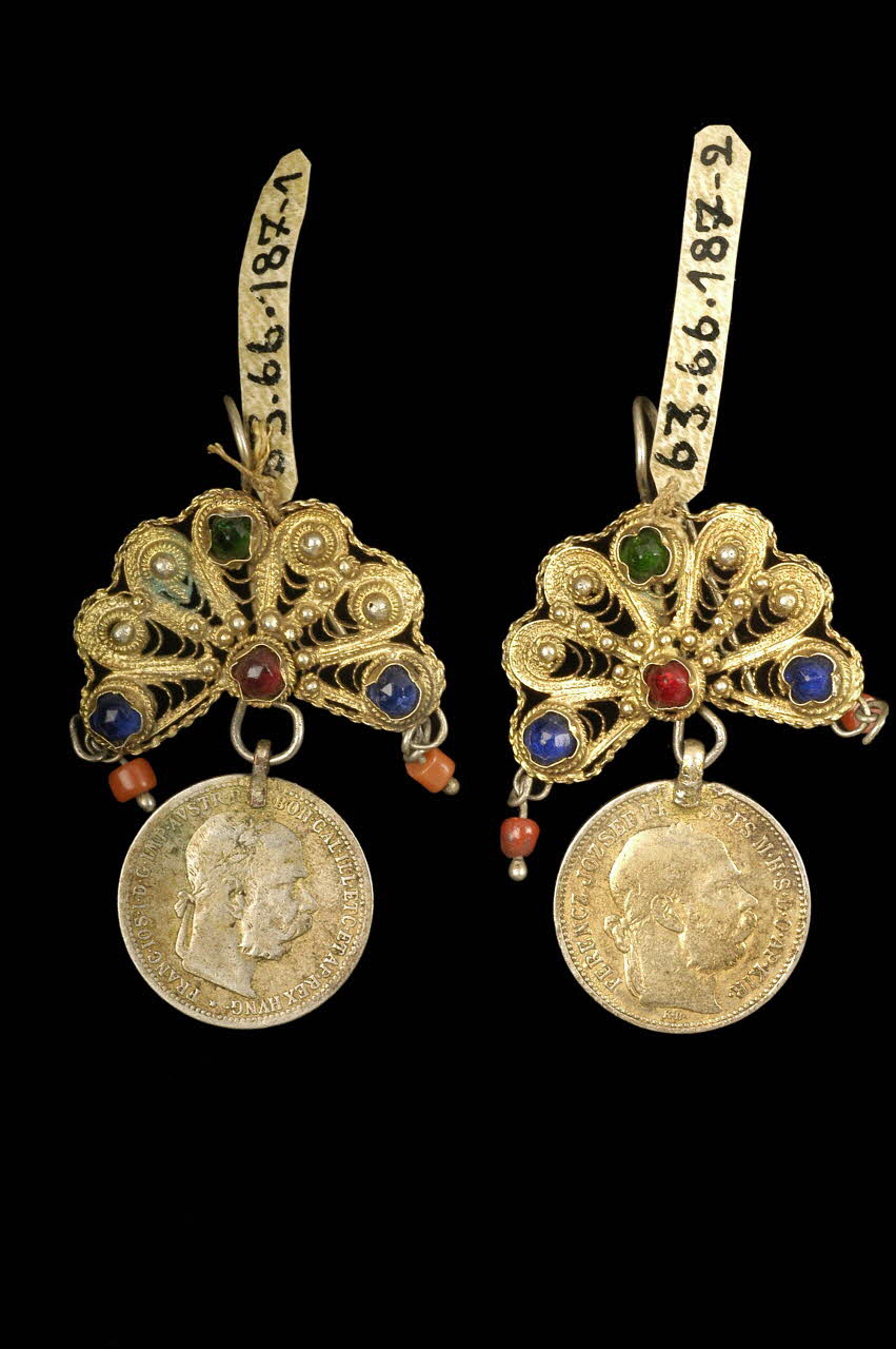 boucle d'oreille DMH1963.66.187.1-2 Photo MNHN / photo Mucem /Virginie Louis
