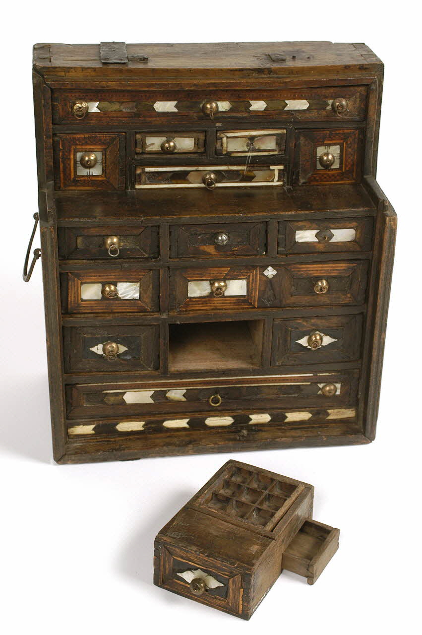 armoire udzere DMH1963.66.200.1-15 Photo MNHN / photo Mucem /Anne Maigret