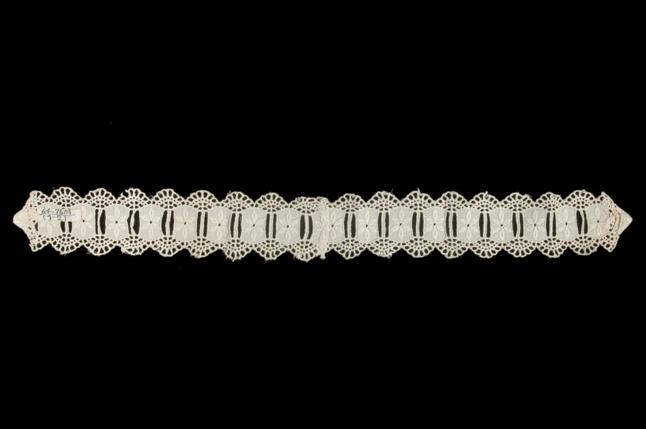BRODERIE DE COIFFURE DMH1964.76.41.1.2 Photo