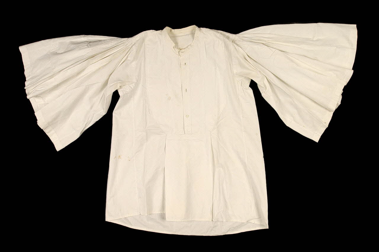 chemise d'homme DMH1966.95.11.1 Photo MNHN / photo Mucem /Anne Maigret
