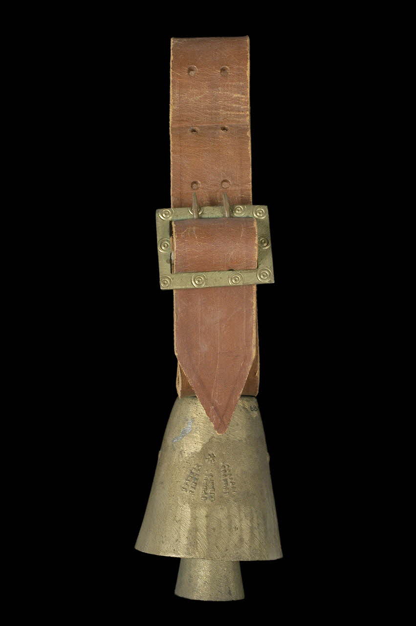 CLOCHE ET COLLIER DMH1968.23.196.1-3 Photo