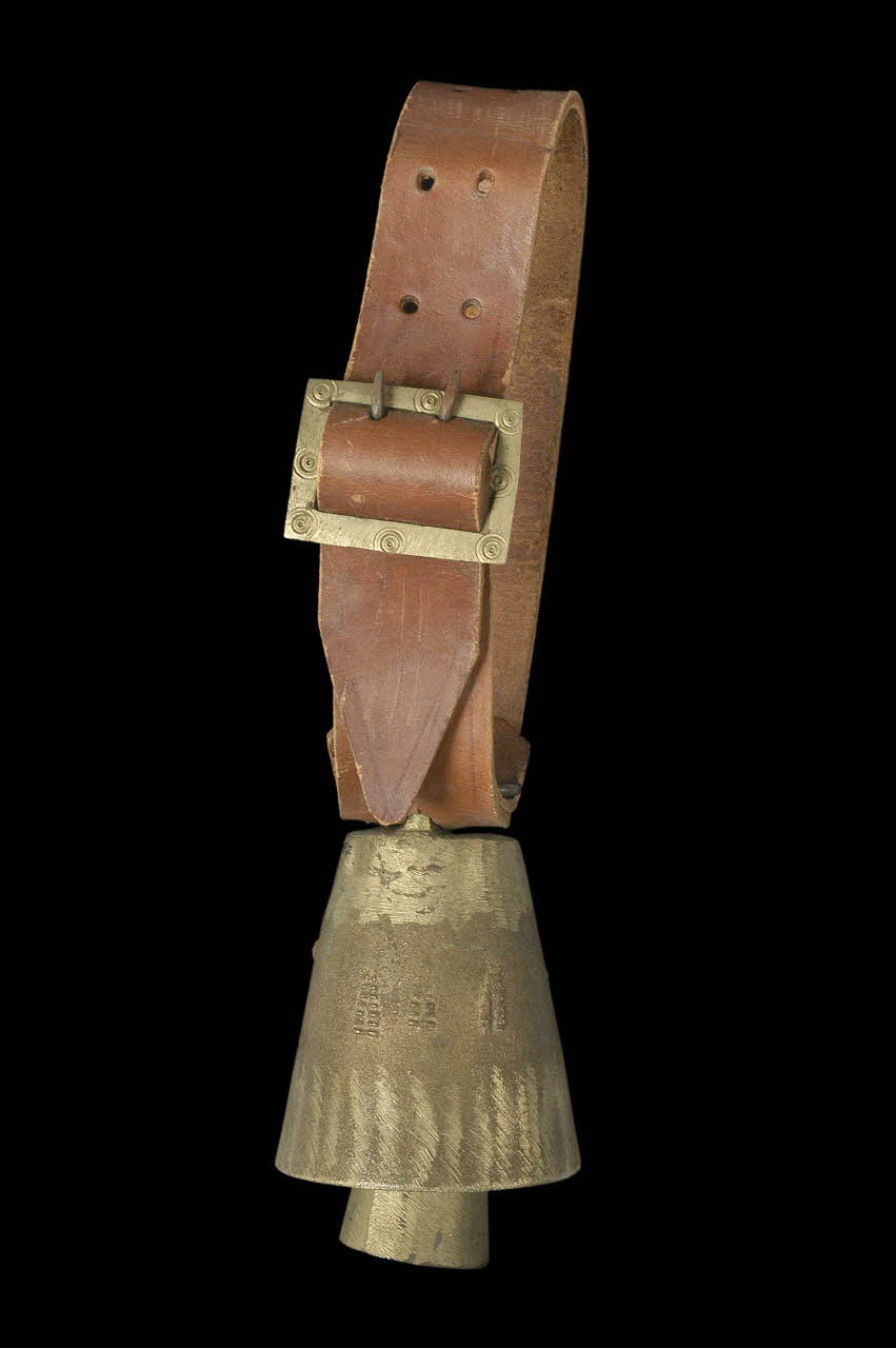 CLOCHE ET COLLIER DMH1968.23.197.1-3 Photo